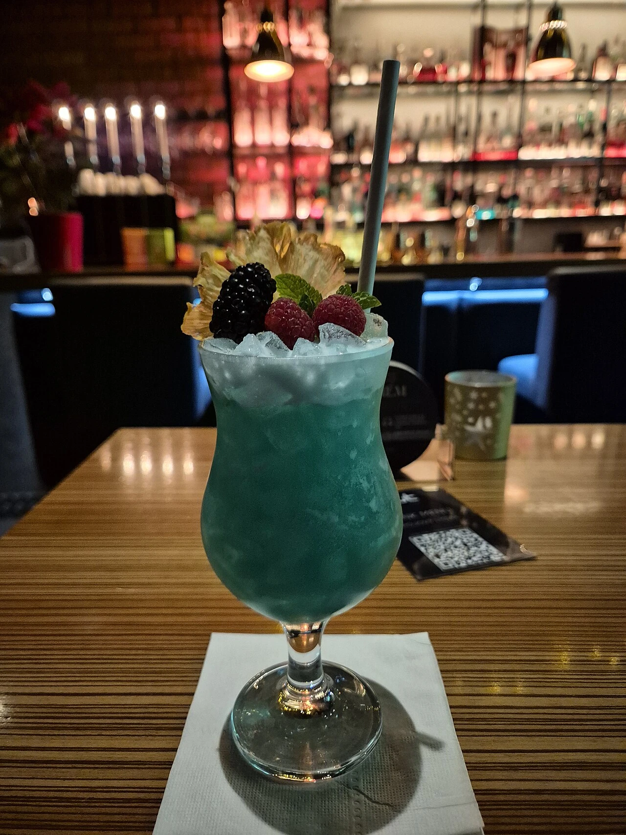 Čaša Blue Lagoon koktela u baru.