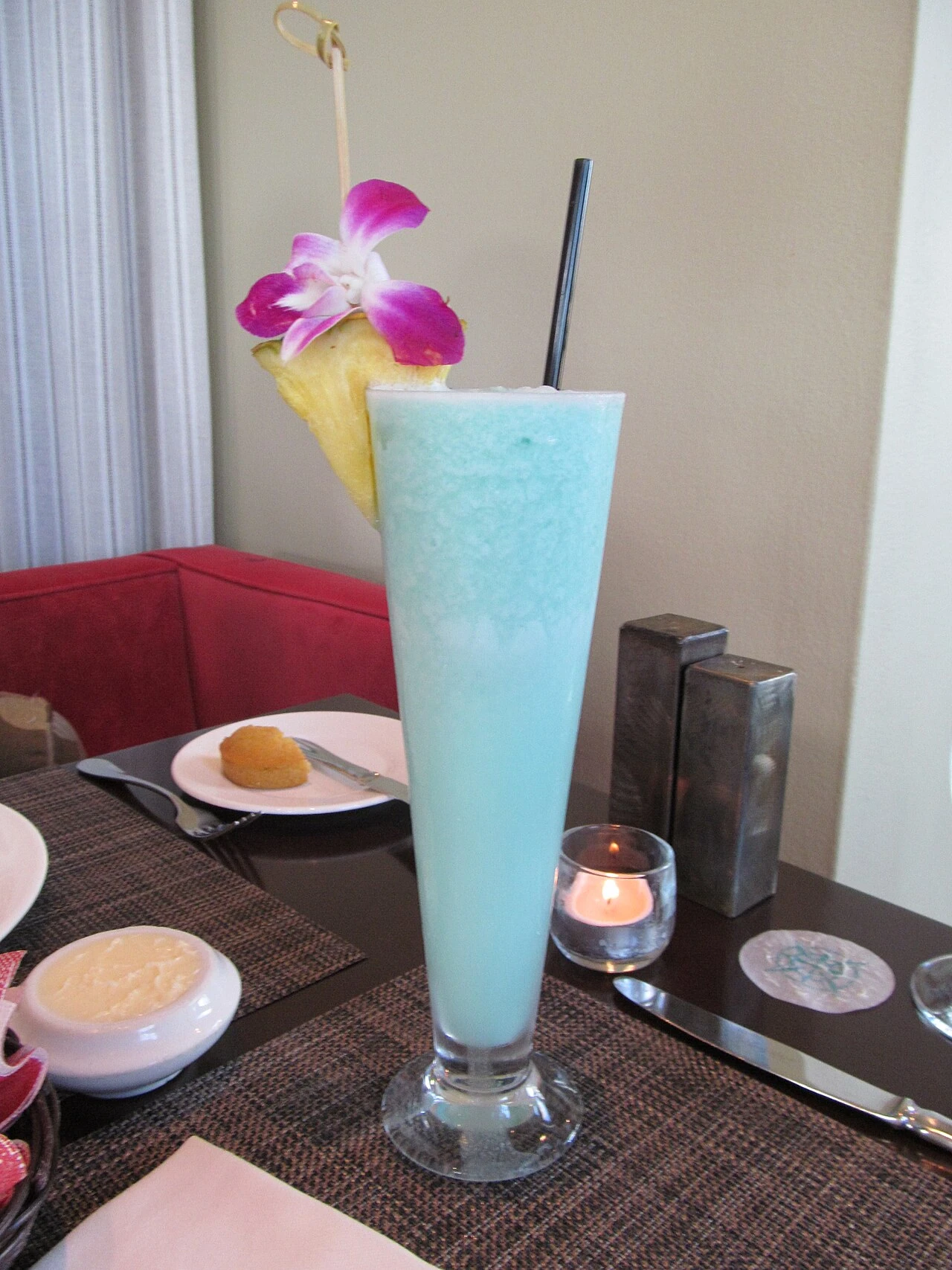 Blue Lagoon koktel poslužen u hotelu Mandarin Oriental u Washingtonu.