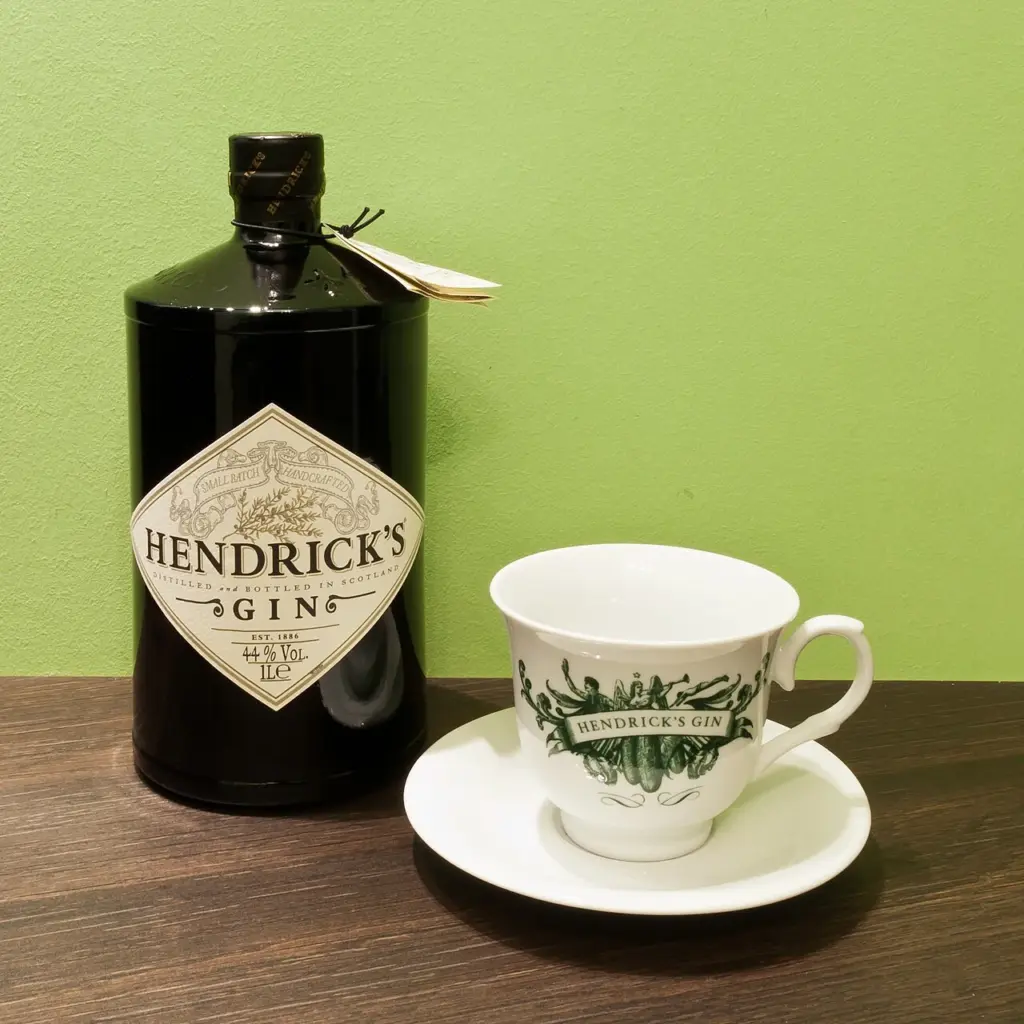 Boca gina Hendrick’s s šalicom